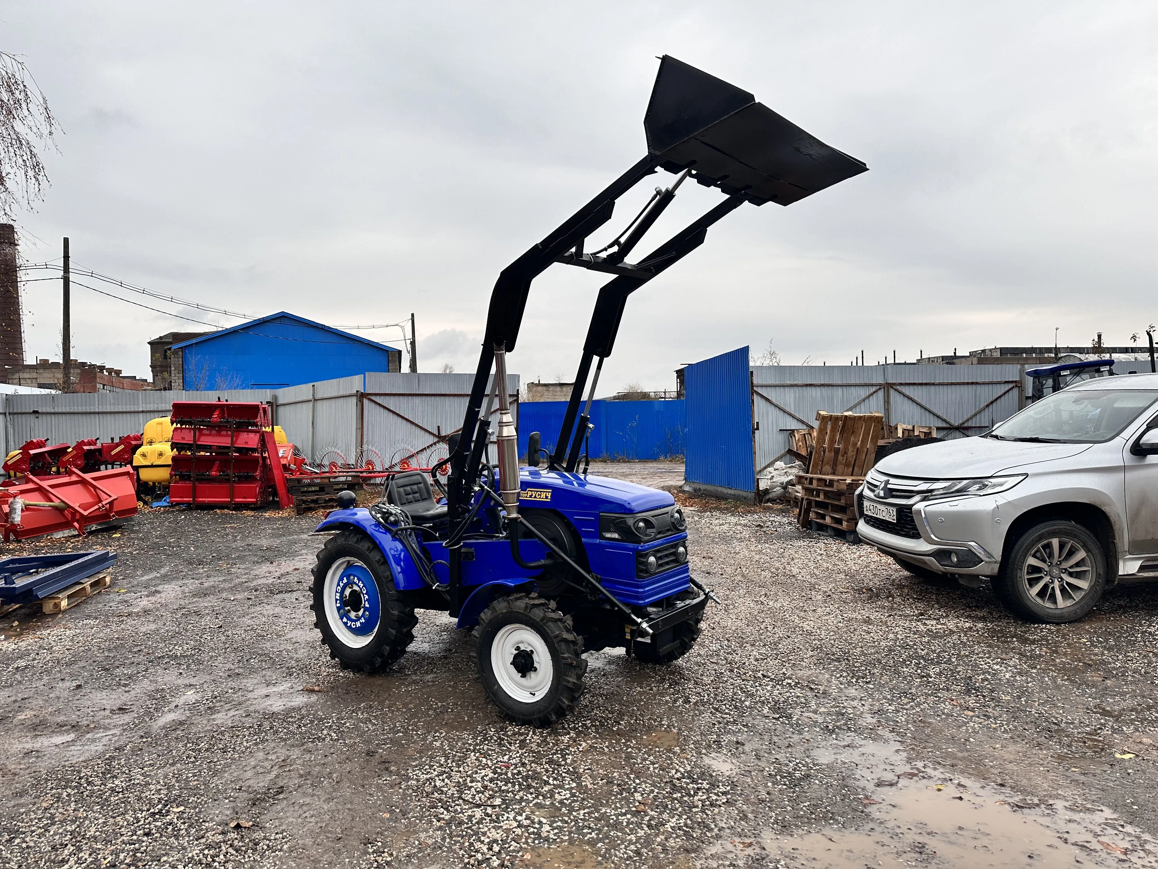 Минитрактор Русич Т-30 ВОМ 4x4 с фронтальным погрузчиком